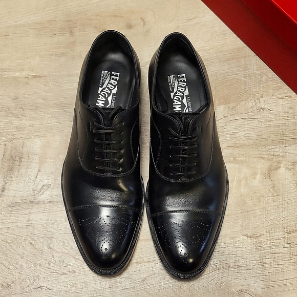 GOYA Black leather Salvatore Ferragamo captoe brogue Oxford. Size 10M US / 33 EU - Picture 2 of 8